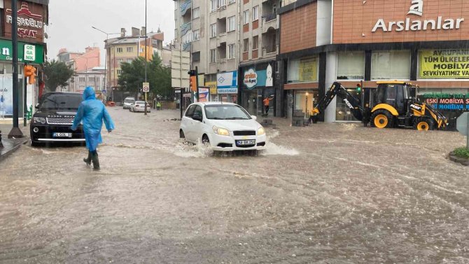 Şiddetli Yağış Hayatı Felç Etti