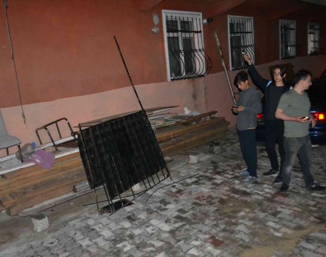 50 Kiloluk Hırsızın 90 Kiloluk Kapıyı Tek Başına Sırtlayarak Kaçışı Kısa Sürdü