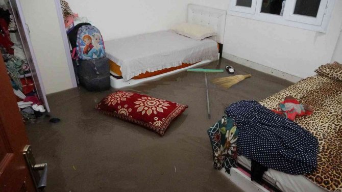 Sağanak Yağış Sonrası Sular Altında Kalan Evde Can Pazarı Yaşandı