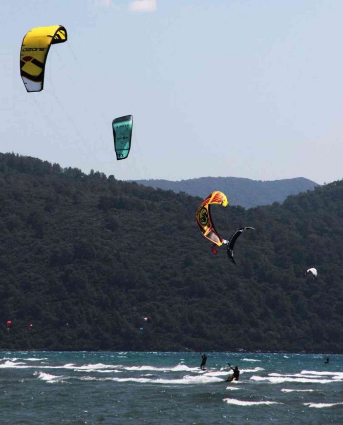 Rüzgarlı Havayı Fırsat Bilen Sörfçüler Görsel Şölen Oluşturdu