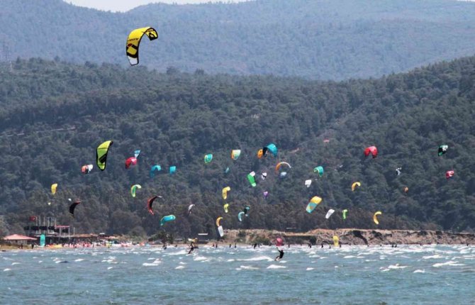 Rüzgarlı Havayı Fırsat Bilen Sörfçüler Görsel Şölen Oluşturdu