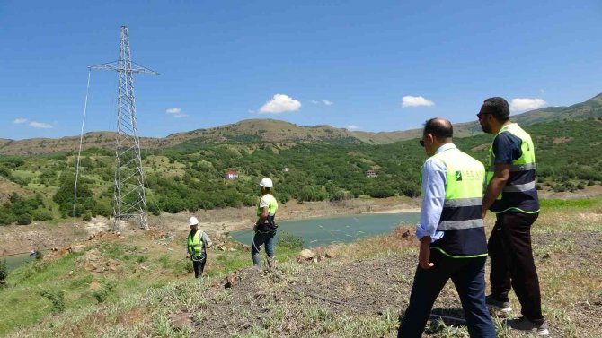 Muş’ta Terörden Temizlenen Köye 29 Yıl Sonra Enerji Nakil Hattı Çekildi