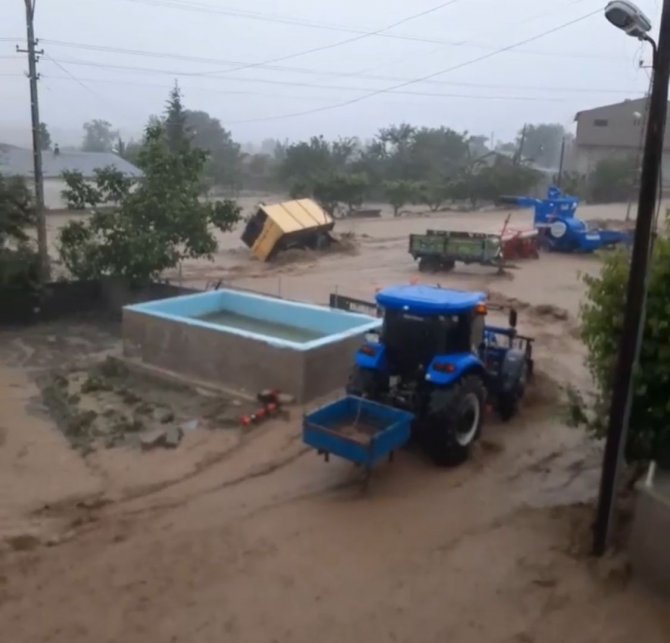Niğde’de Etkili Olan Sağanak Ve Sel Hayatı Olumsuz Etkiledi