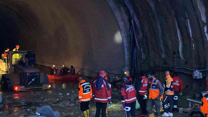 Tüneli Sel Bastı; Mahsur Kalan 3 İşçi Kurtarıldı