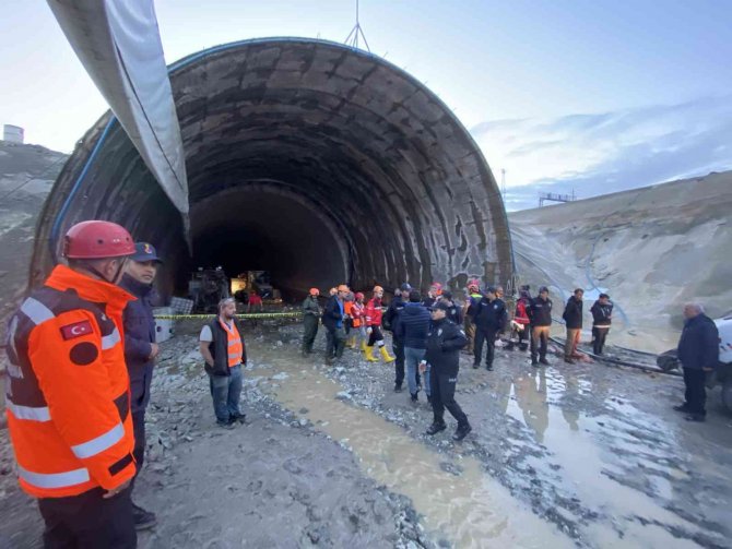 Tüneli Sel Bastı; Mahsur Kalan 3 İşçi Kurtarıldı