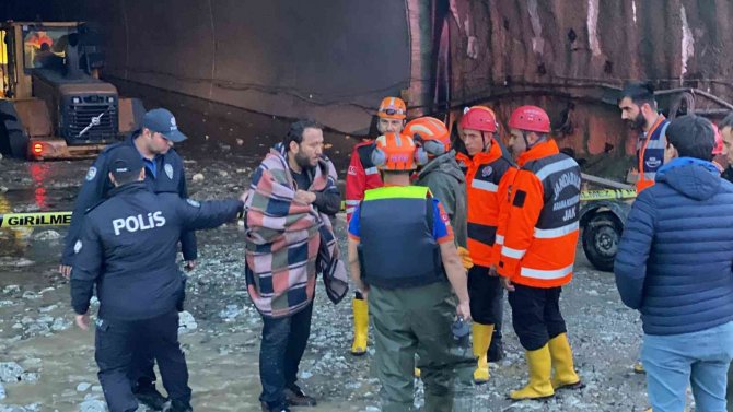 Tüneli Sel Bastı; Mahsur Kalan 3 İşçi Kurtarıldı