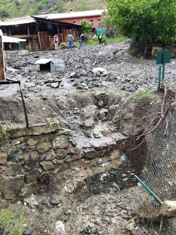 Sağanak Yağış Mahalle Yolunu Kapattı, Tarım Alanlarına Hasar Verdi