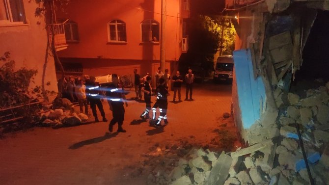 Otomobil Evin Duvarına Daldı: 1 Ölü