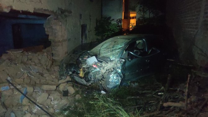 Otomobil Evin Duvarına Daldı: 1 Ölü