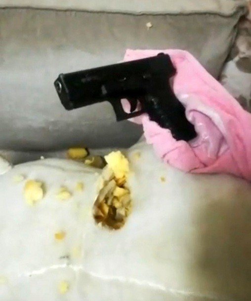 Polis Oyuncak Ayının Ağırlığından Şüphelendi, İçinden Silah Çıktı