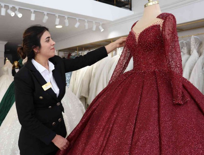 Düğün Sezonunun Başlamasıyla Birlikte Gelinlikçilere Rağbet Arttı