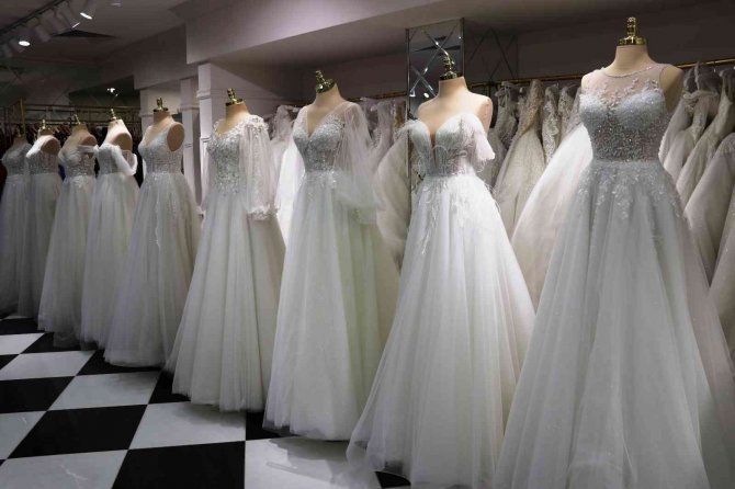 Düğün Sezonunun Başlamasıyla Birlikte Gelinlikçilere Rağbet Arttı