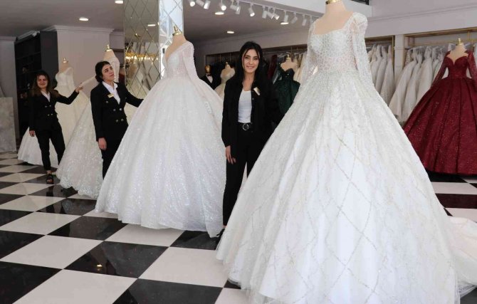 Düğün Sezonunun Başlamasıyla Birlikte Gelinlikçilere Rağbet Arttı