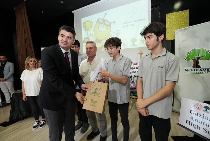 İ̇ngilizce Münazara Yarışmasının Finali Yapıldı