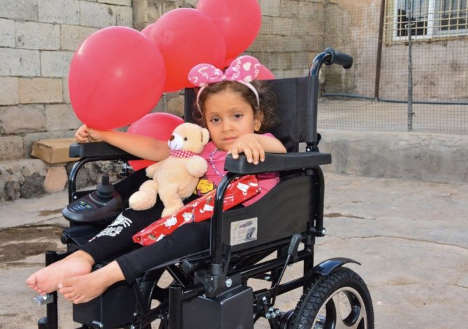 İ̇stanbul’dan Geldi, Mardin’de Engelli Çocuğa Akülü Sandalye Hediye Etti