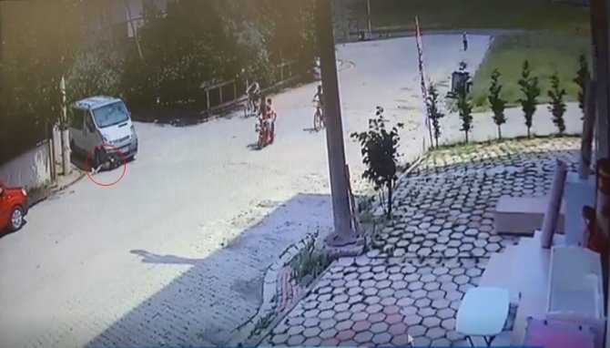 Kendisini Kovalayan Sürücüden Kaçan Çocuk Başka Bir Aracın Altında Kaldı