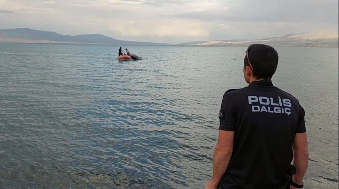 Erçek Gölü’nde Şişme Botla Mahsur Kalan Kişi Kurtarıldı