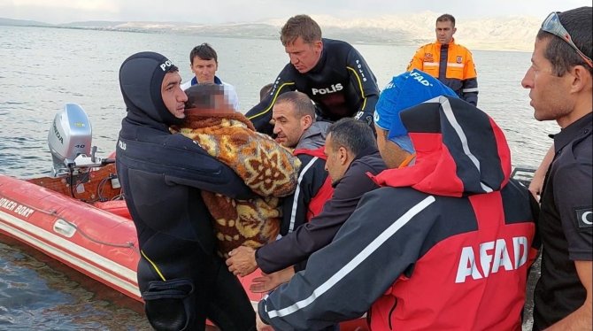 Erçek Gölü’nde Şişme Botla Mahsur Kalan Kişi Kurtarıldı
