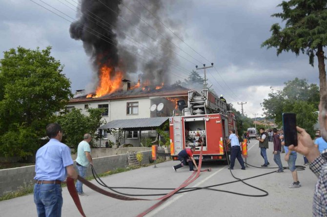 Burdur’da Evin Çatısını Saran Alevler Paniğe Sebep Oldu