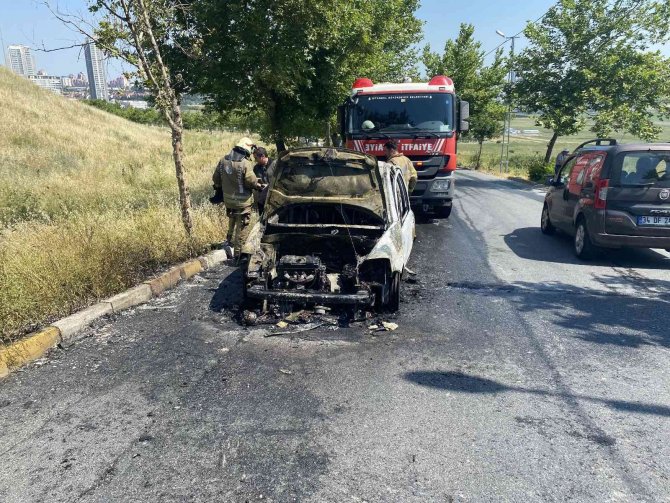Avcılar’da Otomobil Alev Topuna Döndü: Kadın Sürücü Son Anda Kurtuldu