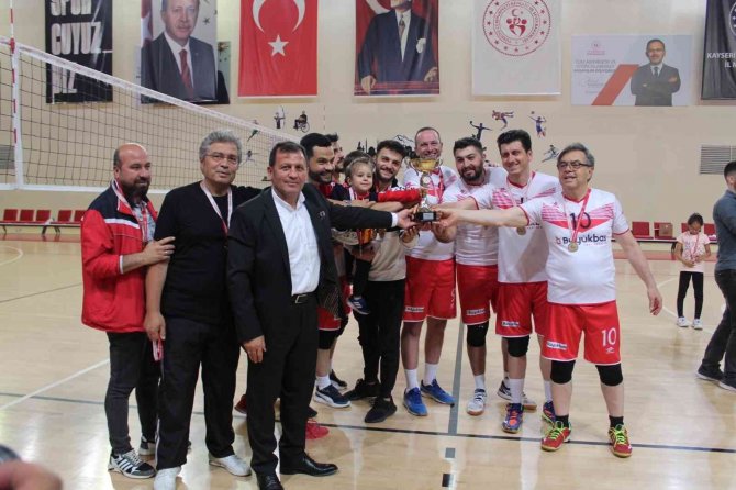 Kurumlar Arası Voleybol Turnuvası Şampiyonu Büyükbaş Yapı Denetim Oldu