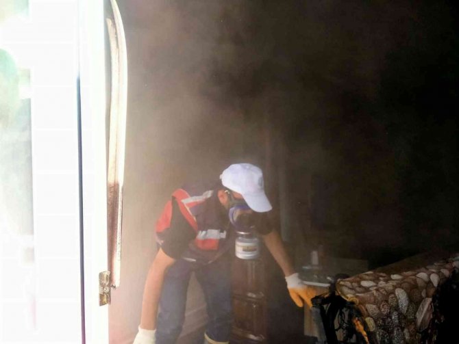 Yangında Evde Mahsur Kalan Yaşlı Adamı İtfaiye Kurtardı