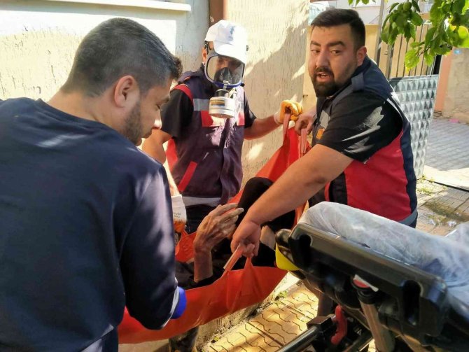 Yangında Evde Mahsur Kalan Yaşlı Adamı İtfaiye Kurtardı