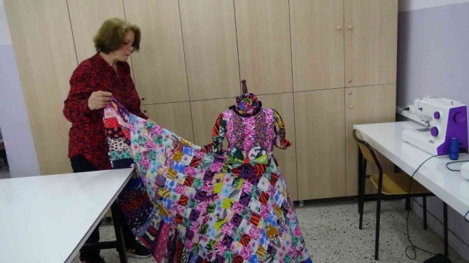 Yüzlerce Atık Kumaş Parçasını Kullanıp Adeta Sıfır Maliyetle Elbise Yaptı