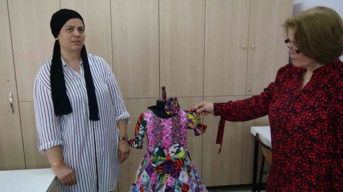 Yüzlerce Atık Kumaş Parçasını Kullanıp Adeta Sıfır Maliyetle Elbise Yaptı