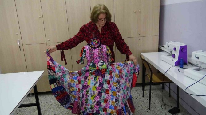 Yüzlerce Atık Kumaş Parçasını Kullanıp Adeta Sıfır Maliyetle Elbise Yaptı