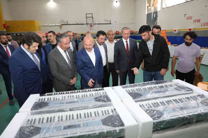 Ağrı’da Spor Malzemesi Ve Enstrüman Dağıtım Töreni Düzenlendi