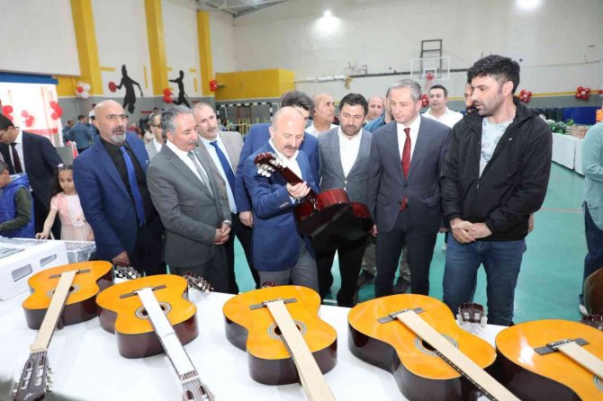 Ağrı’da Spor Malzemesi Ve Enstrüman Dağıtım Töreni Düzenlendi