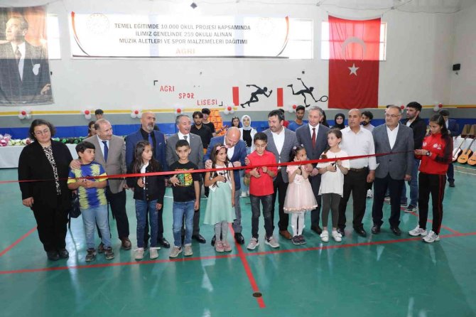 Ağrı’da Spor Malzemesi Ve Enstrüman Dağıtım Töreni Düzenlendi