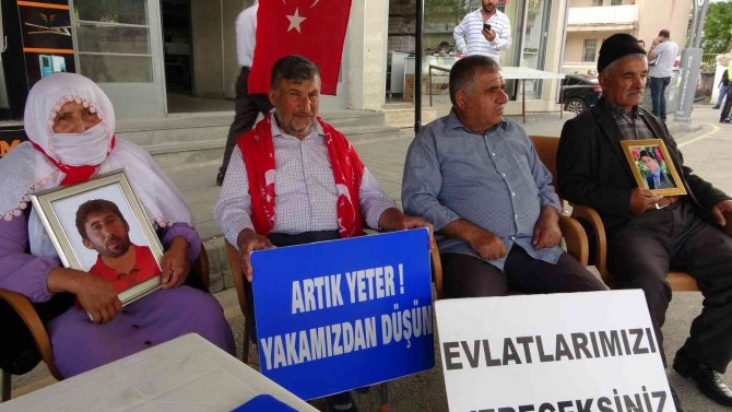 Muş’ta Evlat Nöbeti Tutan Anneler, Hdp Ve Pkk’dan Çocuklarını İstiyor