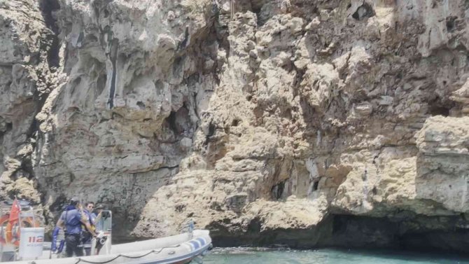 Antalya’da Falezlerde Nefes Kesen Kedi Kurtarma Operasyonu