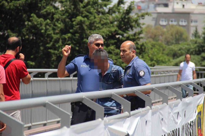 Polis Üst Geçitteki İntihara Teşebbüsü Önledi