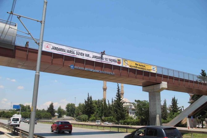 Polis Üst Geçitteki İntihara Teşebbüsü Önledi