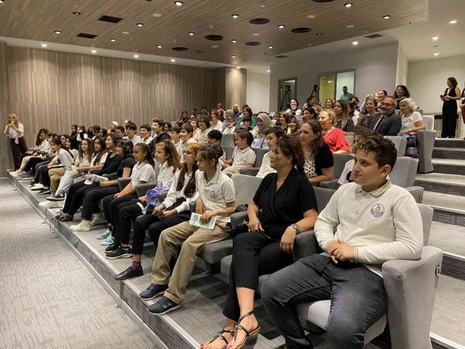 Ataşehir’de ’Dönüştürcem’ Projesi İle Vatandaşlar Atıklarını Paraya Dönüştürüyor
