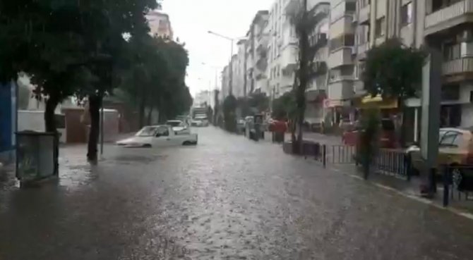 Nazilli’de Sağanak Yağış Sokakları Dereye Çevirdi