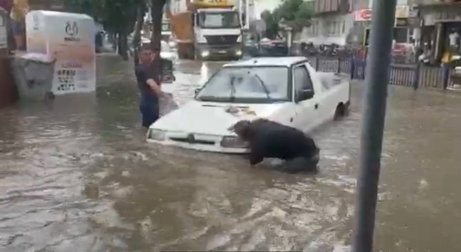 Nazilli’de Sağanak Yağış Sokakları Dereye Çevirdi