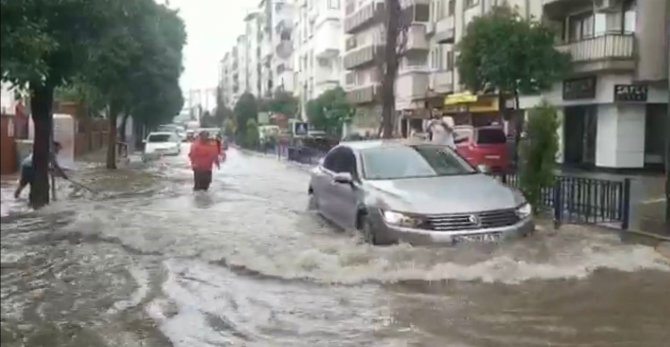 Nazilli’de Sağanak Yağış Sokakları Dereye Çevirdi