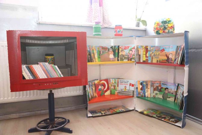 Hurda Malzemelerden ’Geri Dönüşüm Kütüphanesi’ Kurdular
