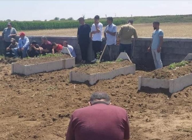 Polis Memuru Öldürdüğü Eşi Ve Oğluyla Yan Yana Toprağa Verildi