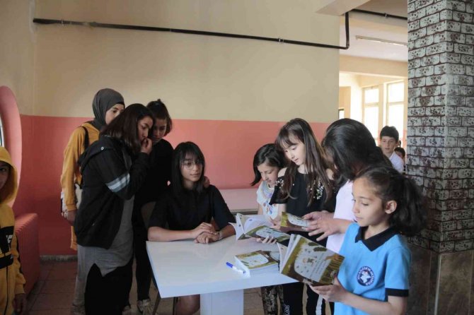 12 Yaşında Kitap Yazdı, Gelirini Okula Bağışlayacak