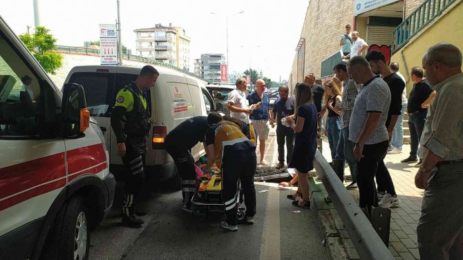 Bursa’da Otomobile Arkadan Çarpan Hafif Ticari Şoförü Yaralandı