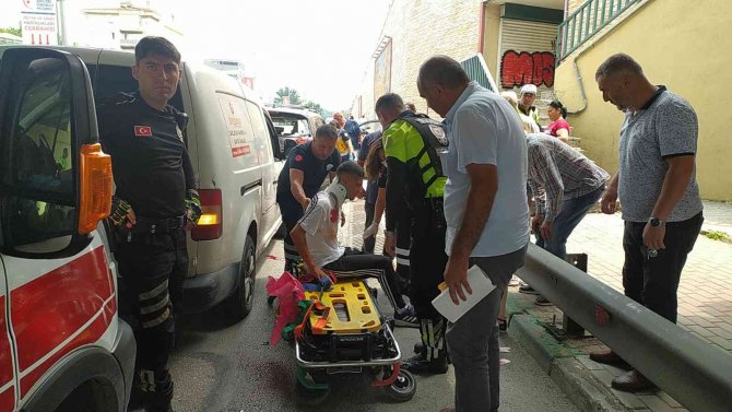 Bursa’da Otomobile Arkadan Çarpan Hafif Ticari Şoförü Yaralandı