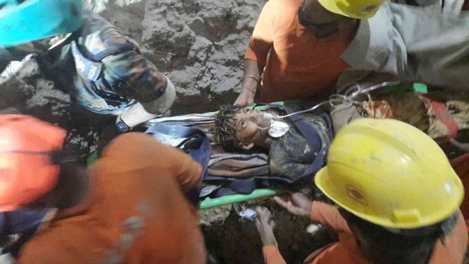 Hindistan’da Kuyuya Düşen Çocuk 104 Saat Sonra Kurtarıldı