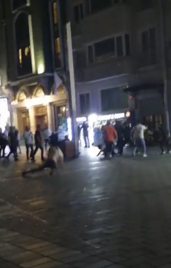 Taksim’de Korkunç Cinayet Kamerada: Kavgada Kalbinden Bıçaklanarak Öldürüldü