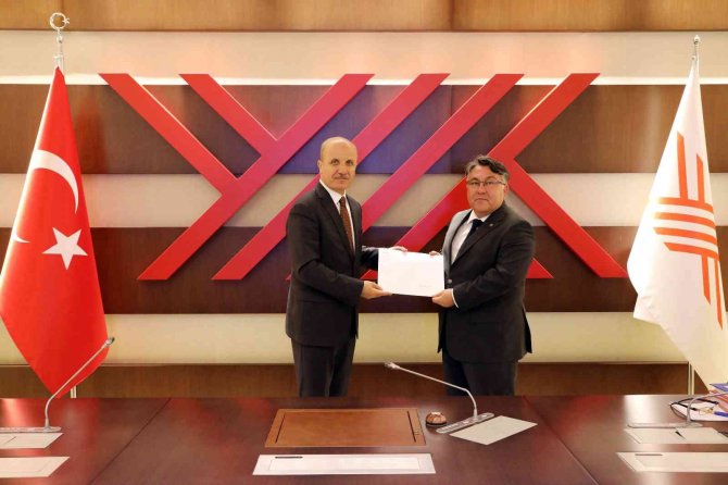 Rektör Özölçer, Mazbatasını Yök Başkanı Özvar’ın Elinden Aldı