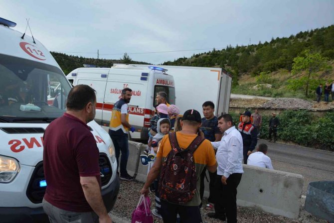 Denizli’den Antalya’ya Giden Tur Midibüsü Devrildi: 1 Ölü, 22 Yaralı